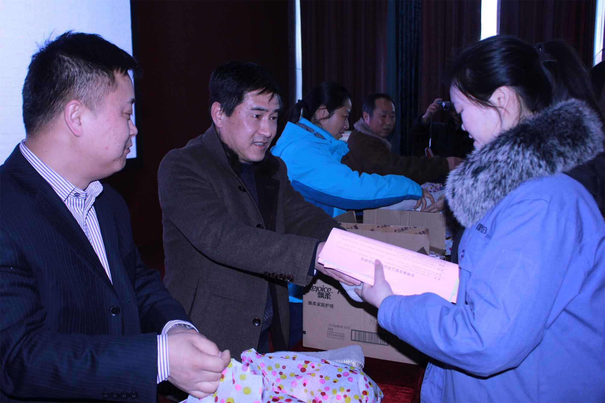 工會(huì)主席發(fā)放慰問品