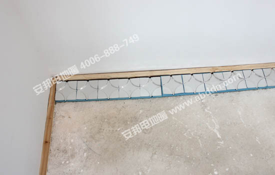 開始鋪設(shè)電地暖模塊，根據(jù)現(xiàn)場(chǎng)情況鋪設(shè)好轉(zhuǎn)向模塊